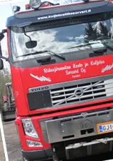 Punainen Volvo-kuorma-auto, jonka keulassa Ridasjärventien Nosto ja Kuljetus Sorvari Oy:n nimi